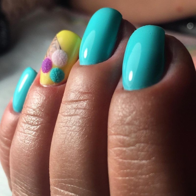 Летний маникюр однотонный