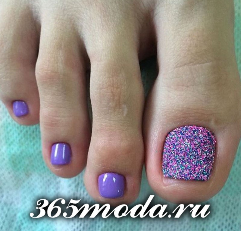 Педикюр со светоотражающим лаком