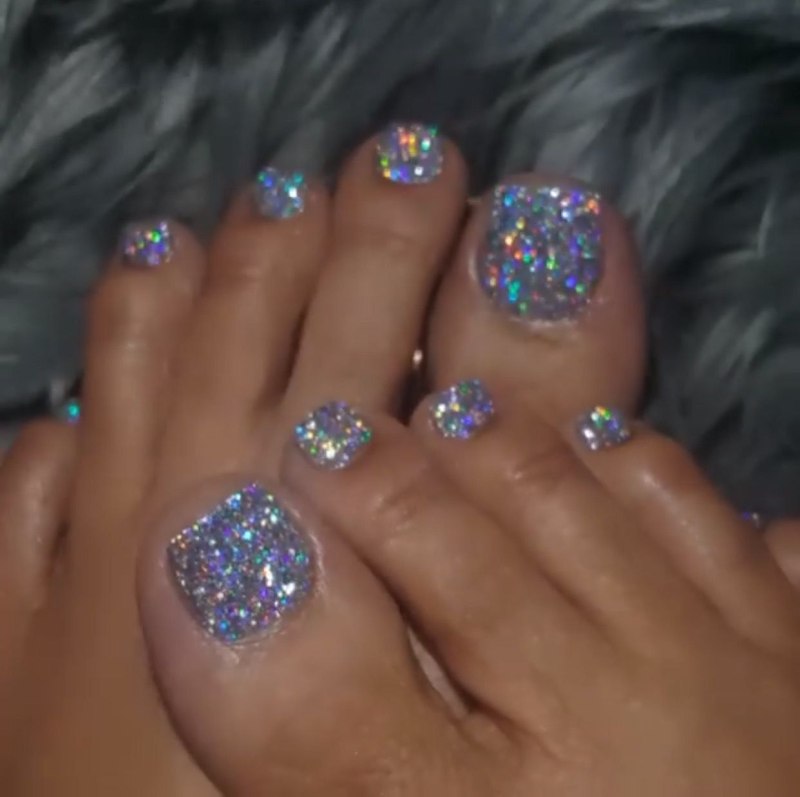 Педикюр блестящий