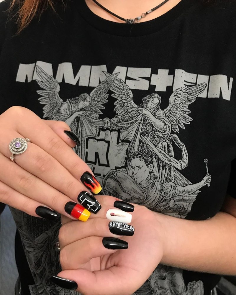 Маникюр БТС миндаль