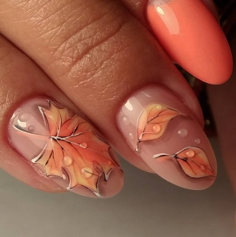 Маникюр с кленовым листом