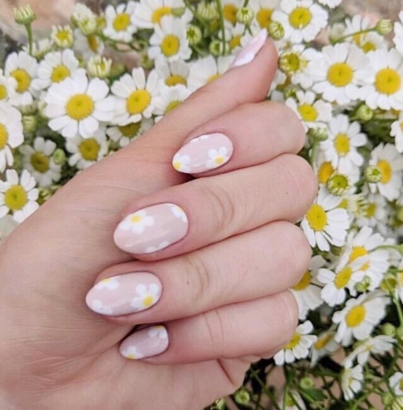 Летние ногти с ромашками