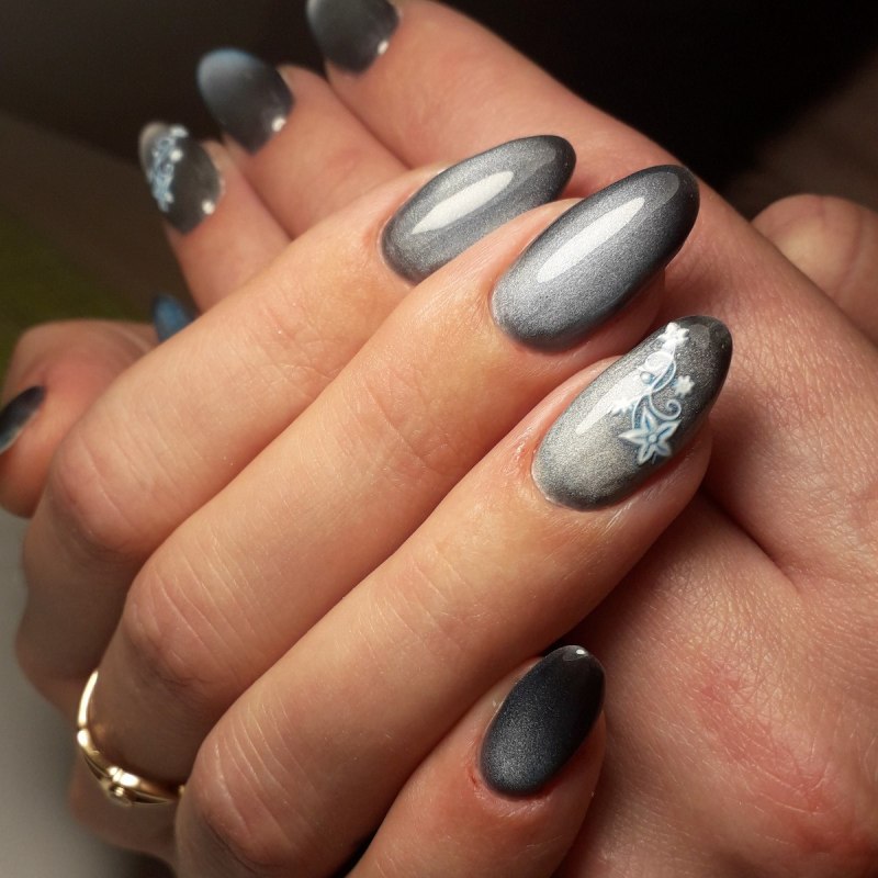 Серебряная кошка маникюр