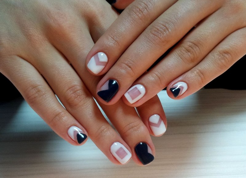 Коралловый маникюр на короткие ногти