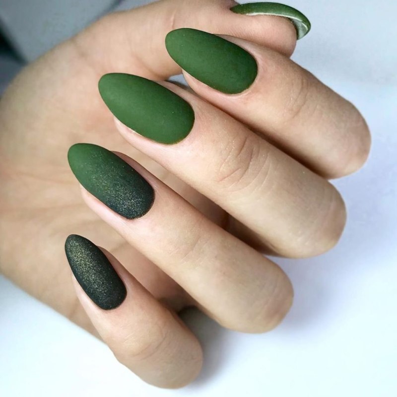 Маникюр оливковый с бежевым