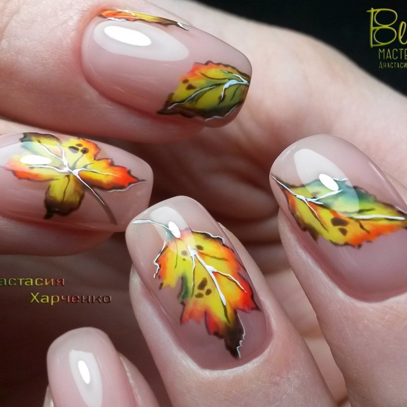 Осенний маникюр с кленовыми листочками