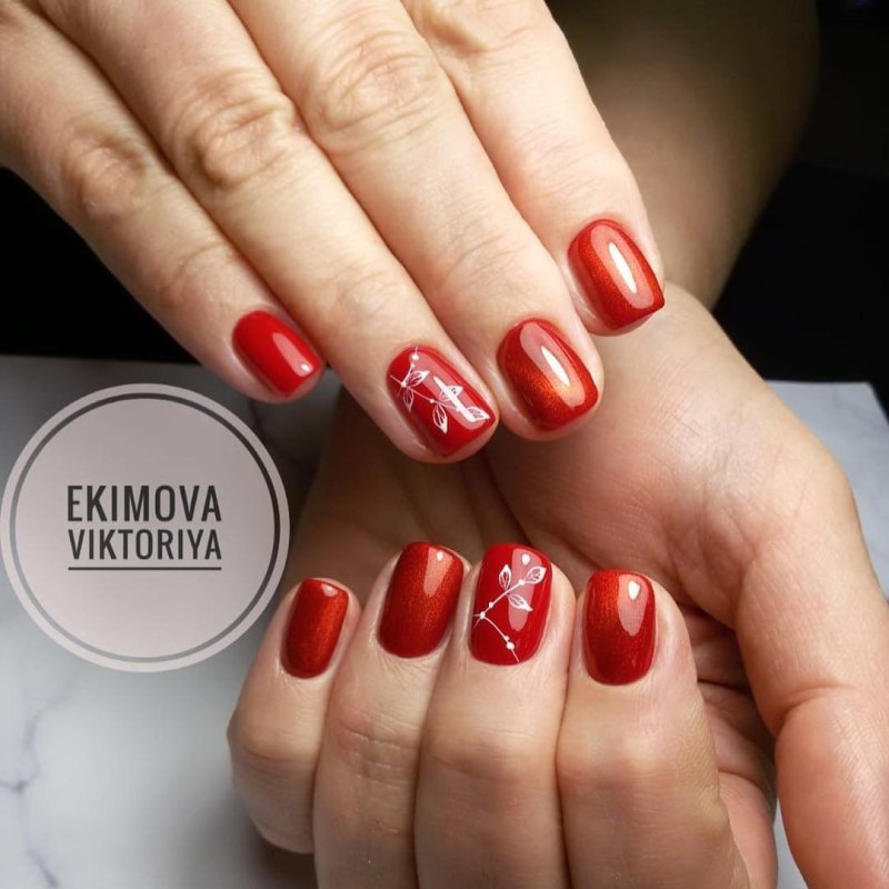 Блондинка с красным маникюром