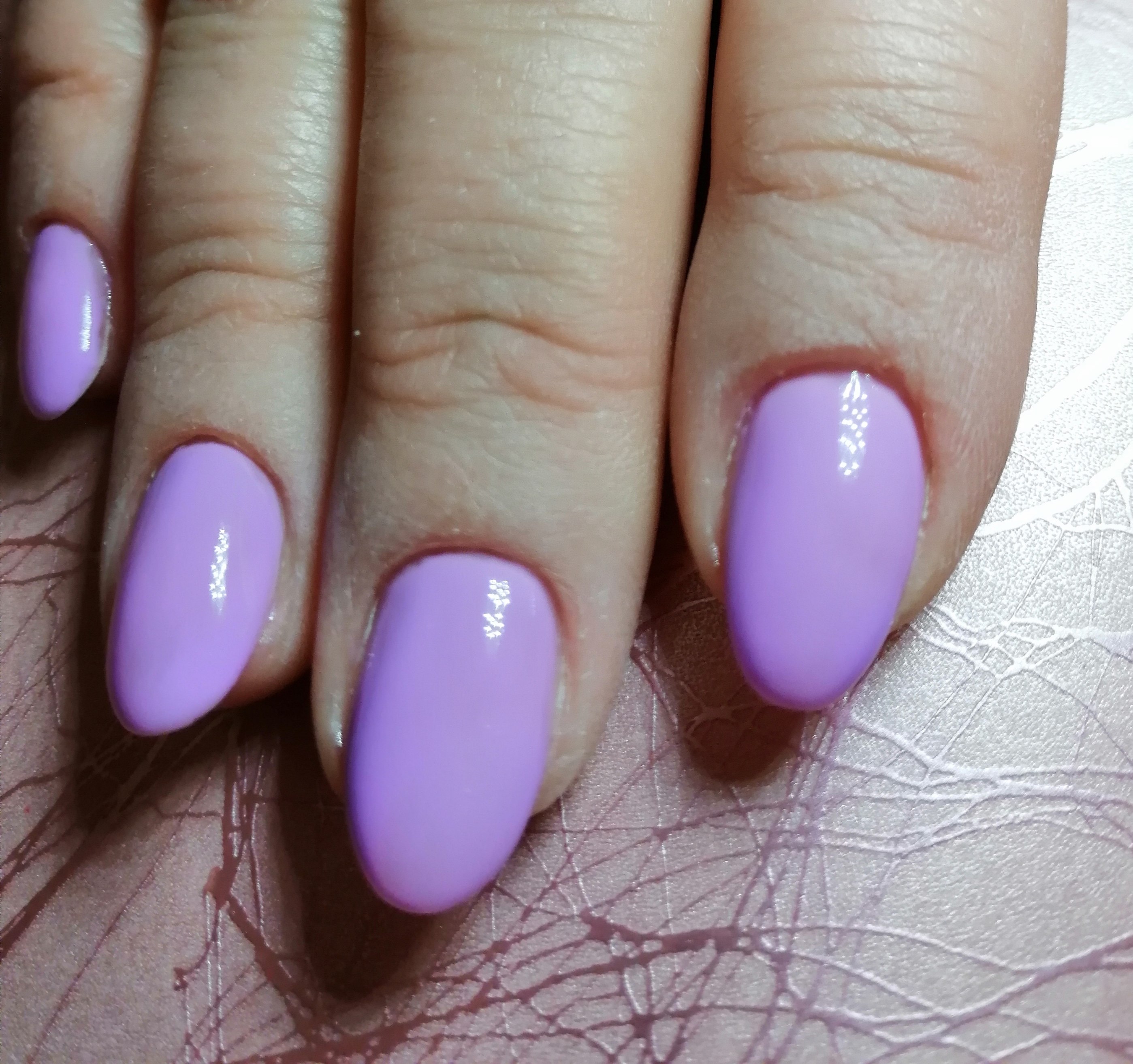 Весенние однотонные ногти 2024. Светло фиолетовый маникюр. Сиреневые ногти. Овальные ногти. Ногти однотонные.