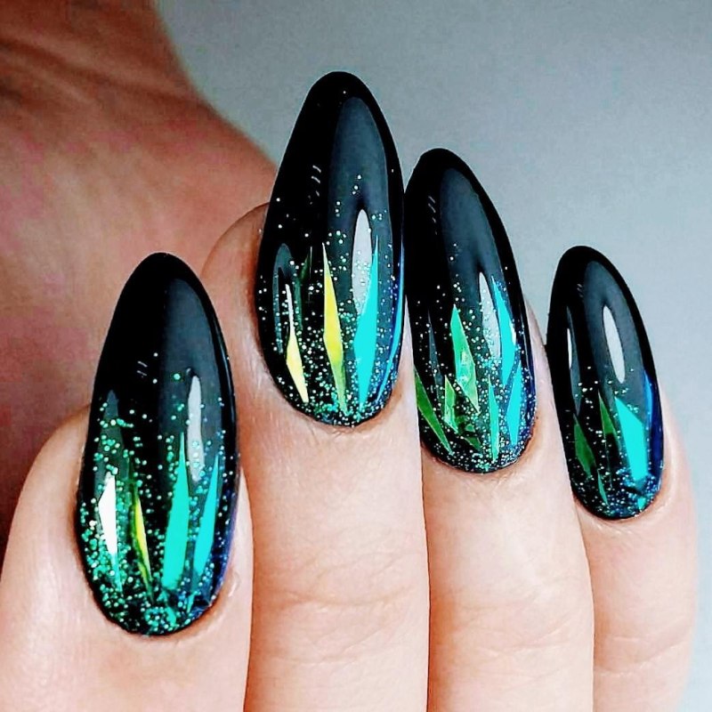 Кислотный маникюр миндаль