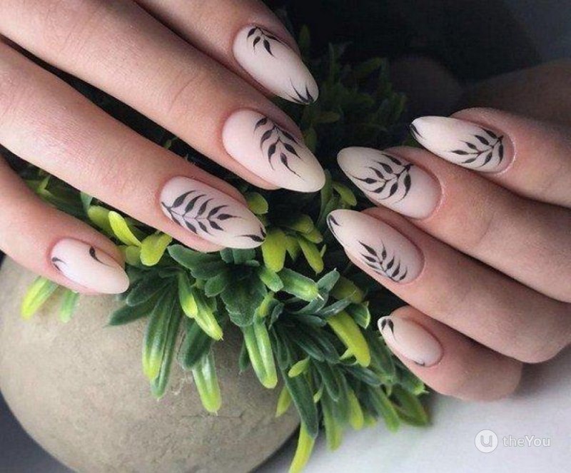 Фиолетовый маникюр с листочками