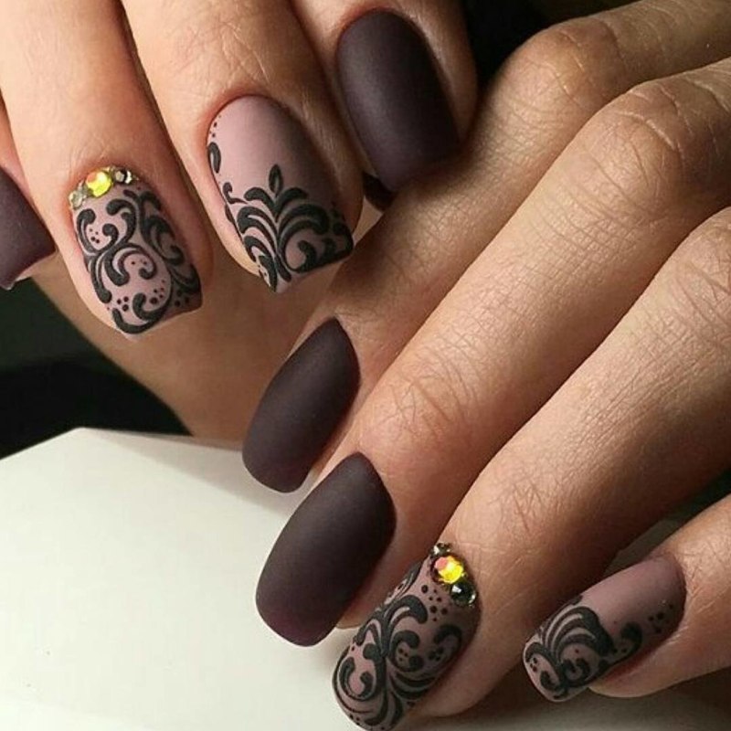 Коричневый мат маникюр