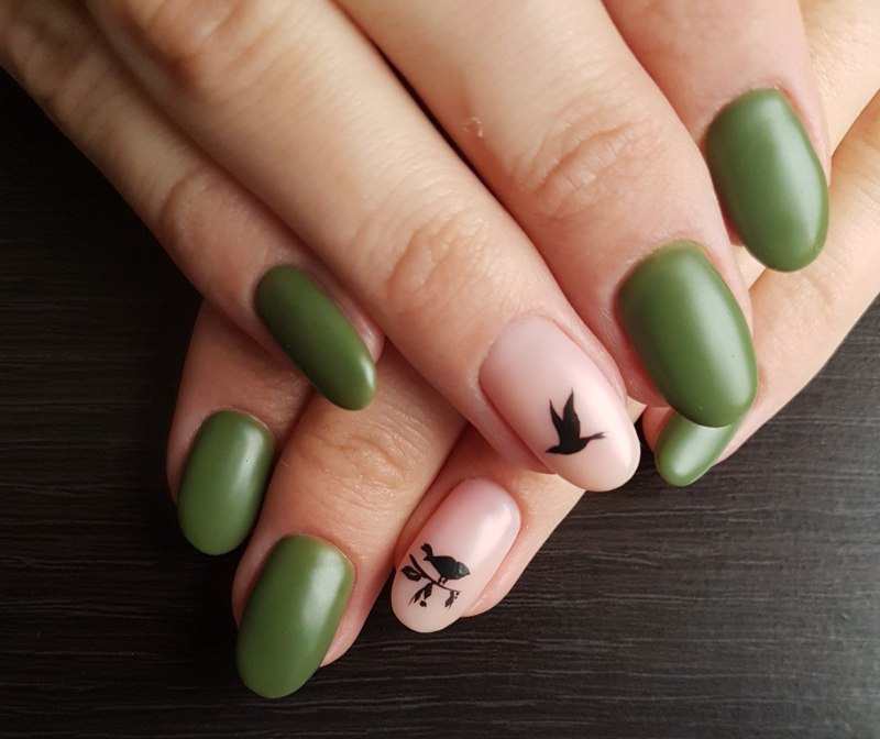 Матовый маникюр оливка
