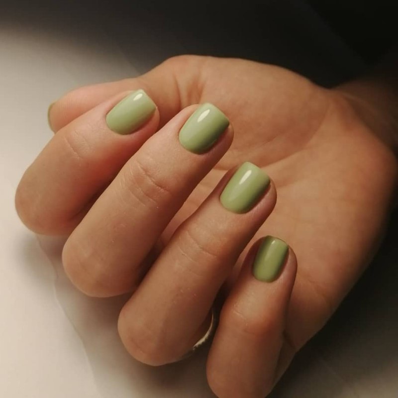 Оливковый маникюр на коротких ногтях