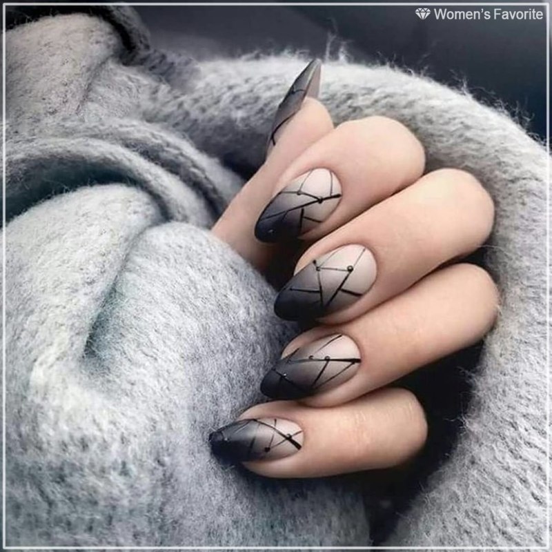Маникюр чёрный матовый с бежевым