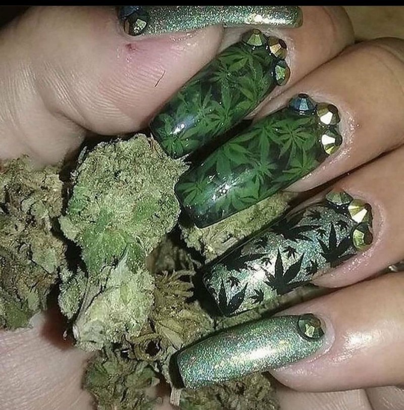 Маникюр с коноплей