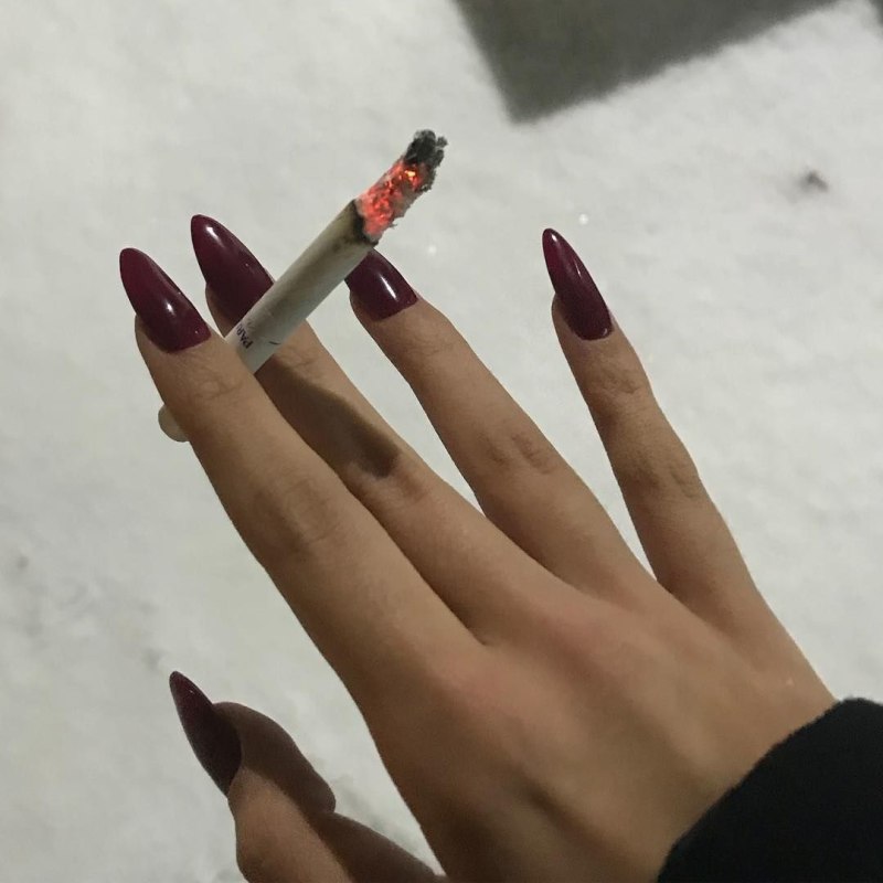 Средний палец девушки