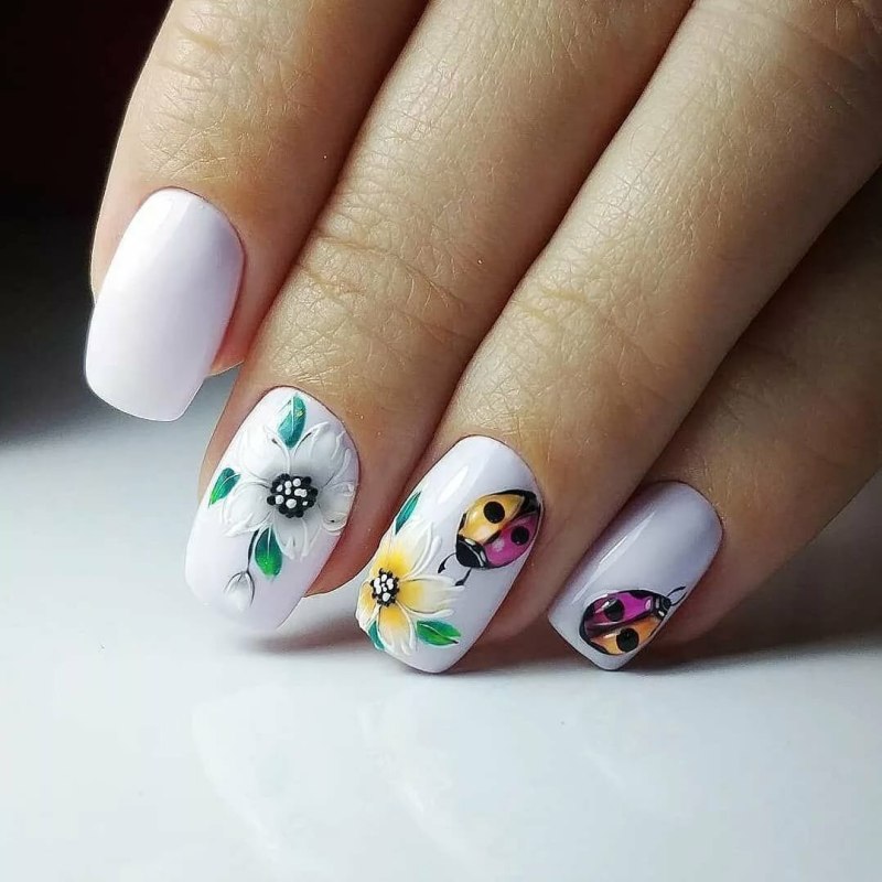 Лиловый маникюр с ромашкой