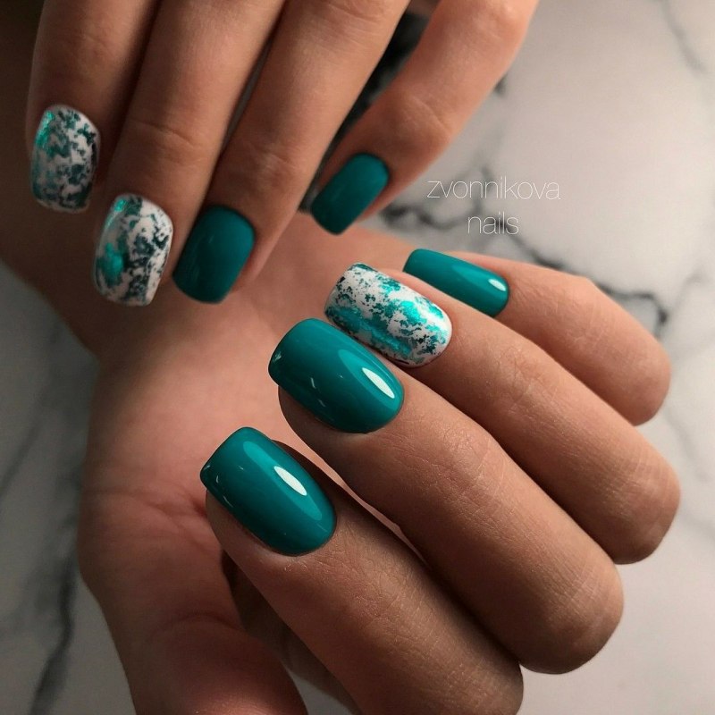 Мятный маникюр с капельками