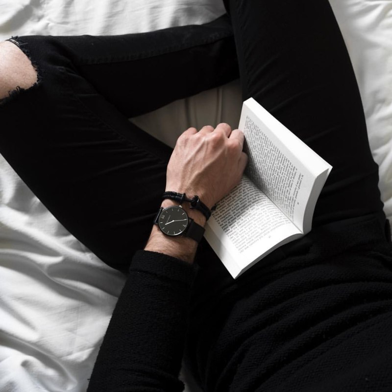 Парень с книгой в руках
