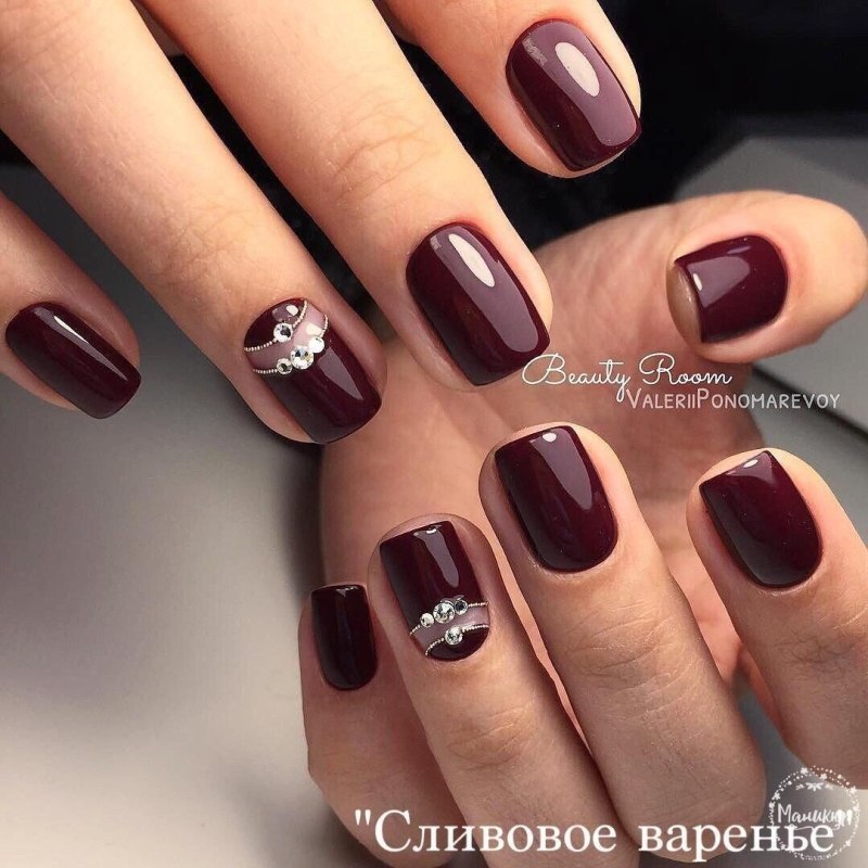 Маникюр темный бордовый на короткие
