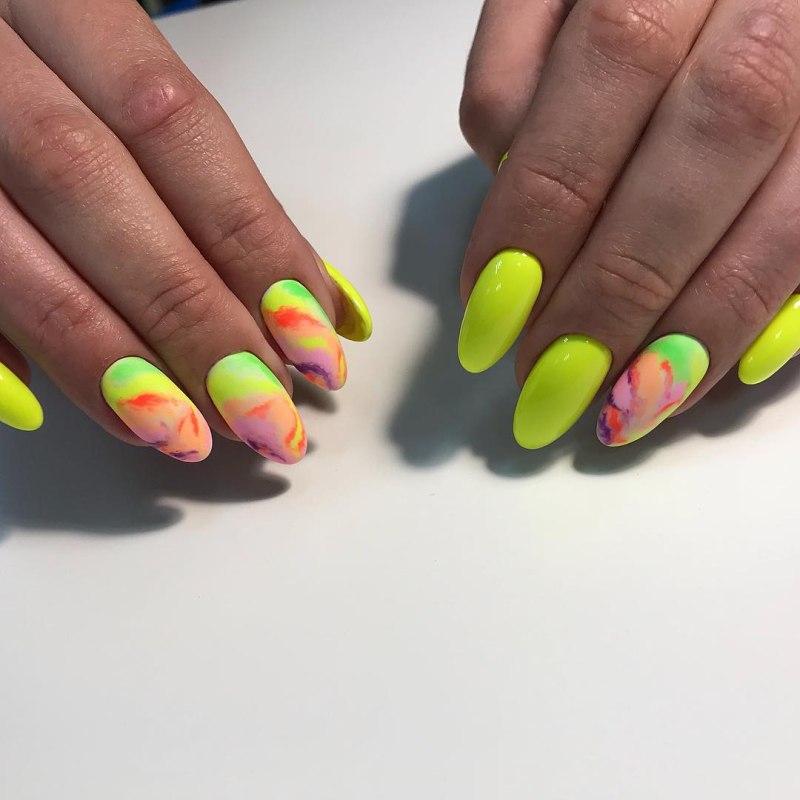 Маникюр кислотного цвета