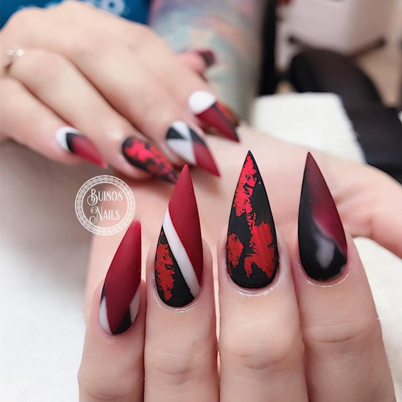 Красные длинные ногти