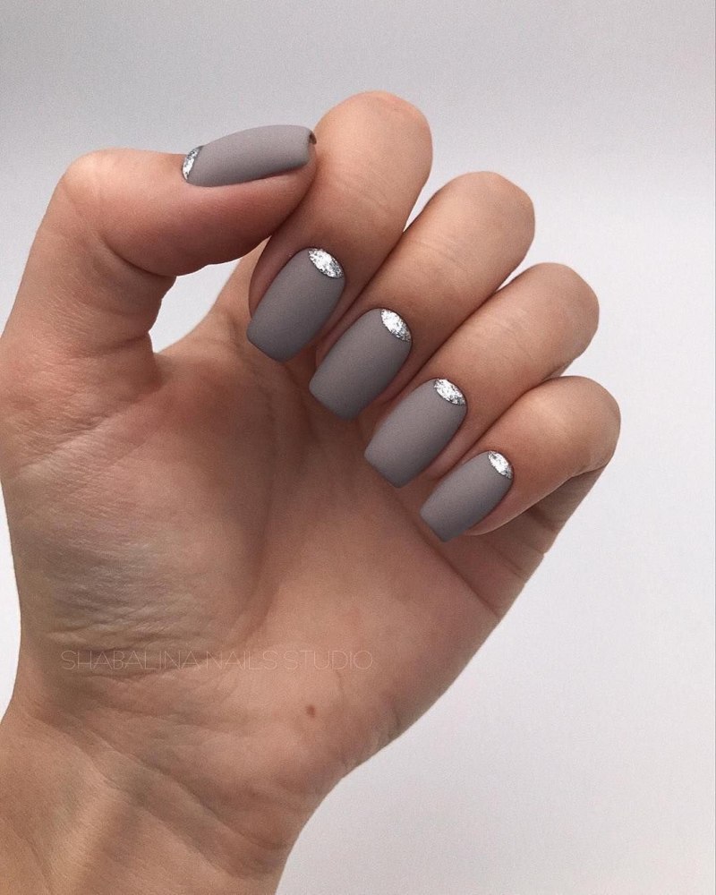 Серый маникюр на короткие
