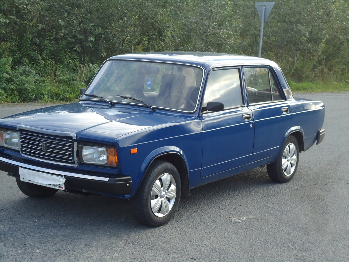 Синяя машина ВАЗ 2107