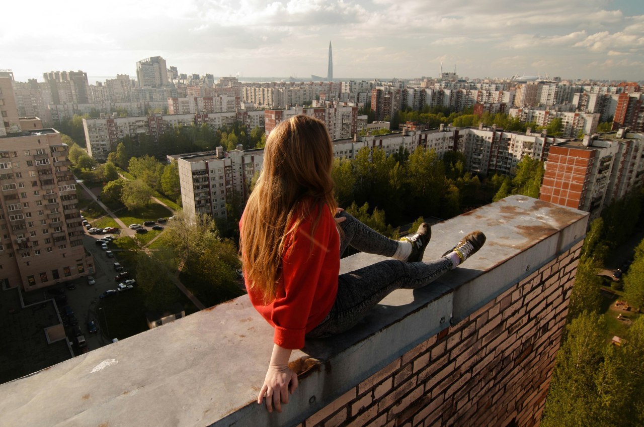 Человек находящийся на балконе. Фотосессия на крыше. Девушка на крыше.