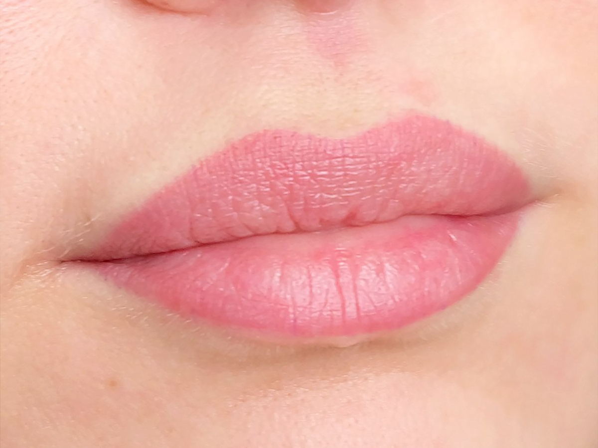 Перманентный татуаж губ контур с растушевкой. Перманент губ контур с растушевкой. Перманентный макияж губ естественный цвет с растушевкой.