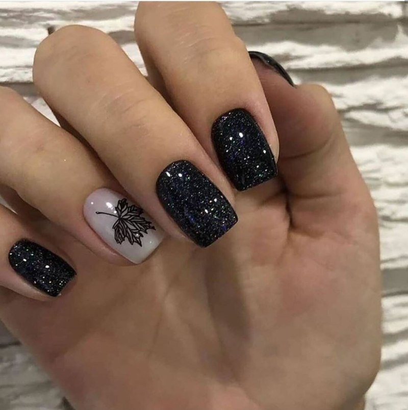 Тёмный маникюр на короткие ногти с блестками