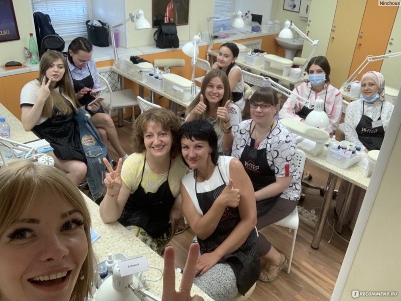 Длинные розовые ногти