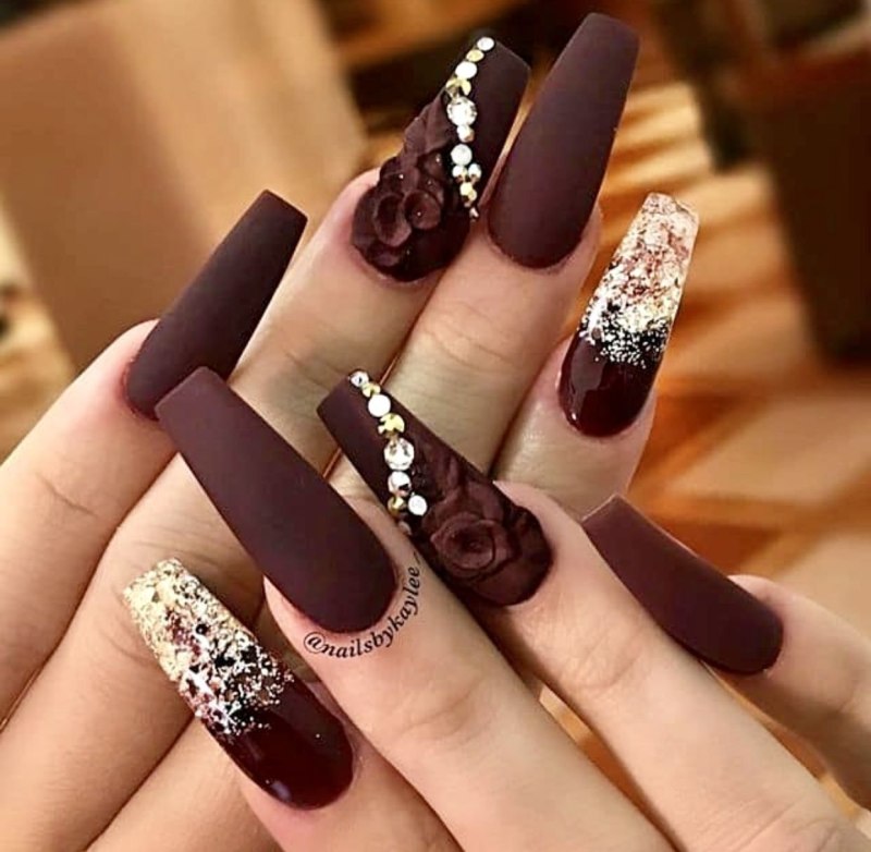 Бордовые шикарные ногти длинные