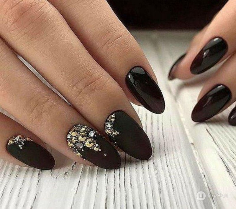 Чёрные ногти со стразами