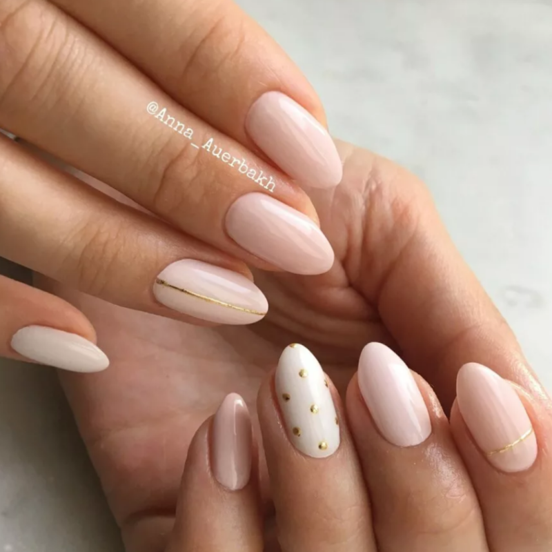 Нюд на короткие ногти миндаль