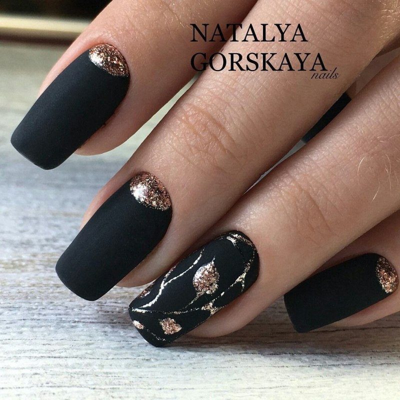 Маникюр чёрный матовый с золотом
