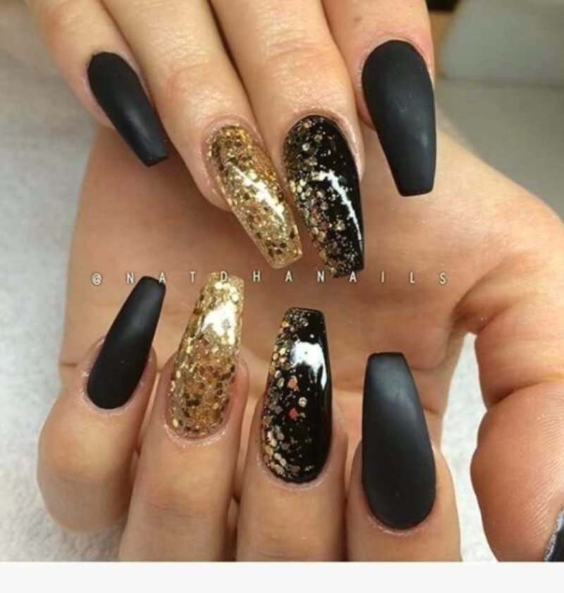 Маникюр чёрный с золотом