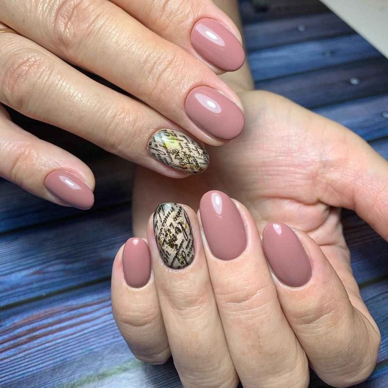 Ногти короткие
