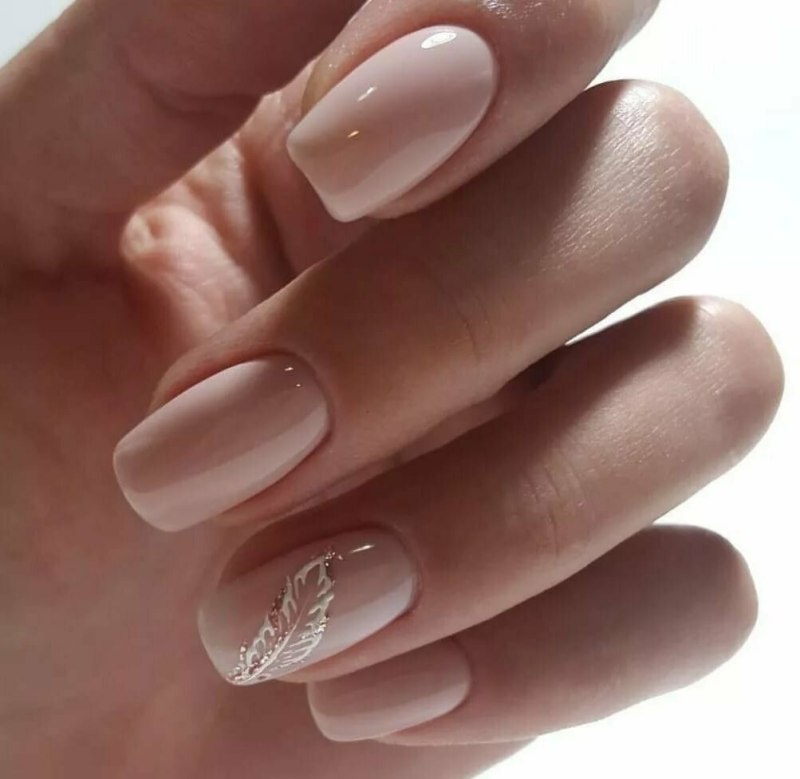 Нежный нюдовый маникюр на короткие ногти