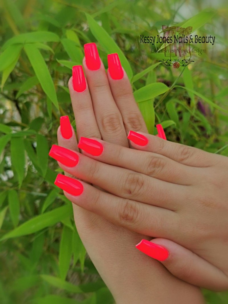 Неоновый коралловый маникюр