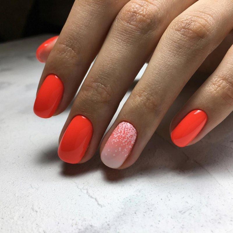 Маникюр на короткие ногти яркий однотонный