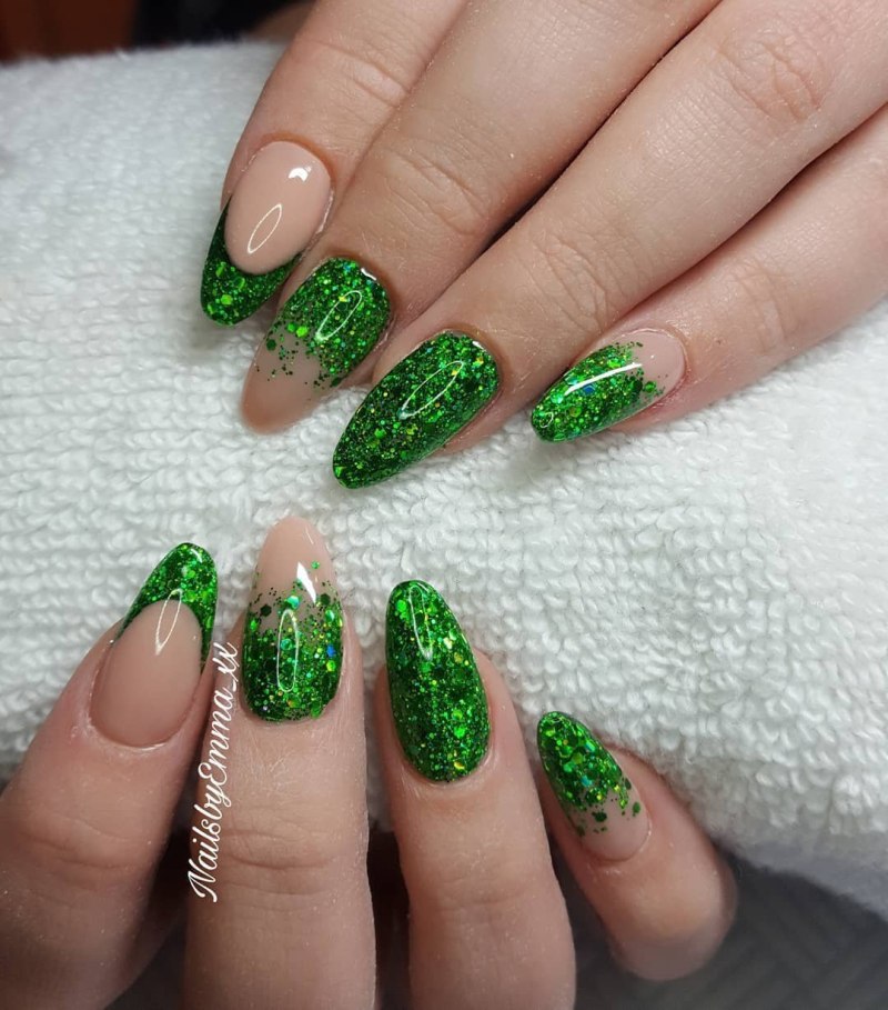 Маникюр под зеленое платье