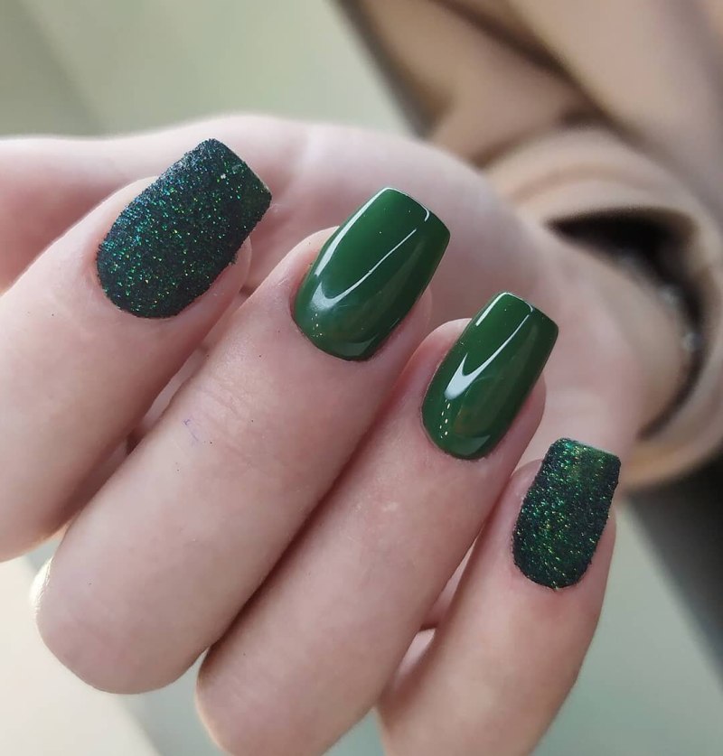 Маникюр под зеленое платье