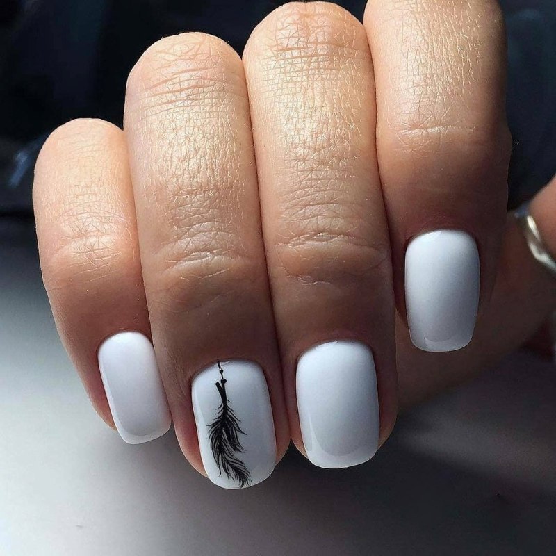Маникюр с рисунком перо