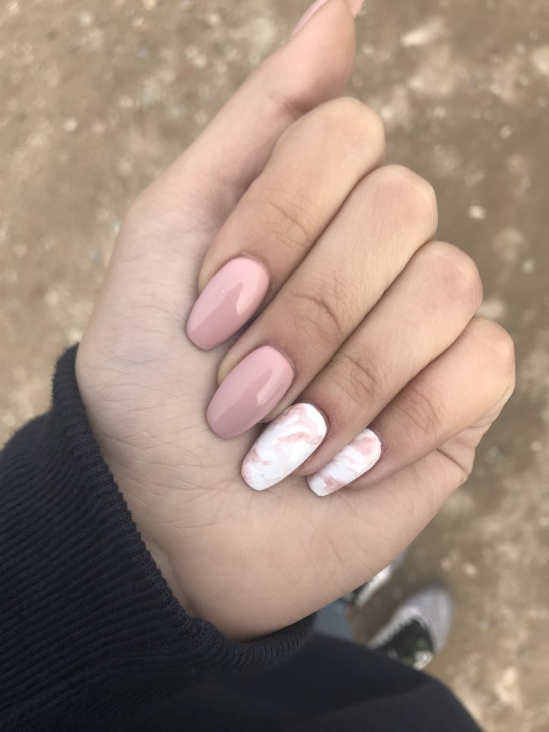 Кислотно розовые ногти короткие