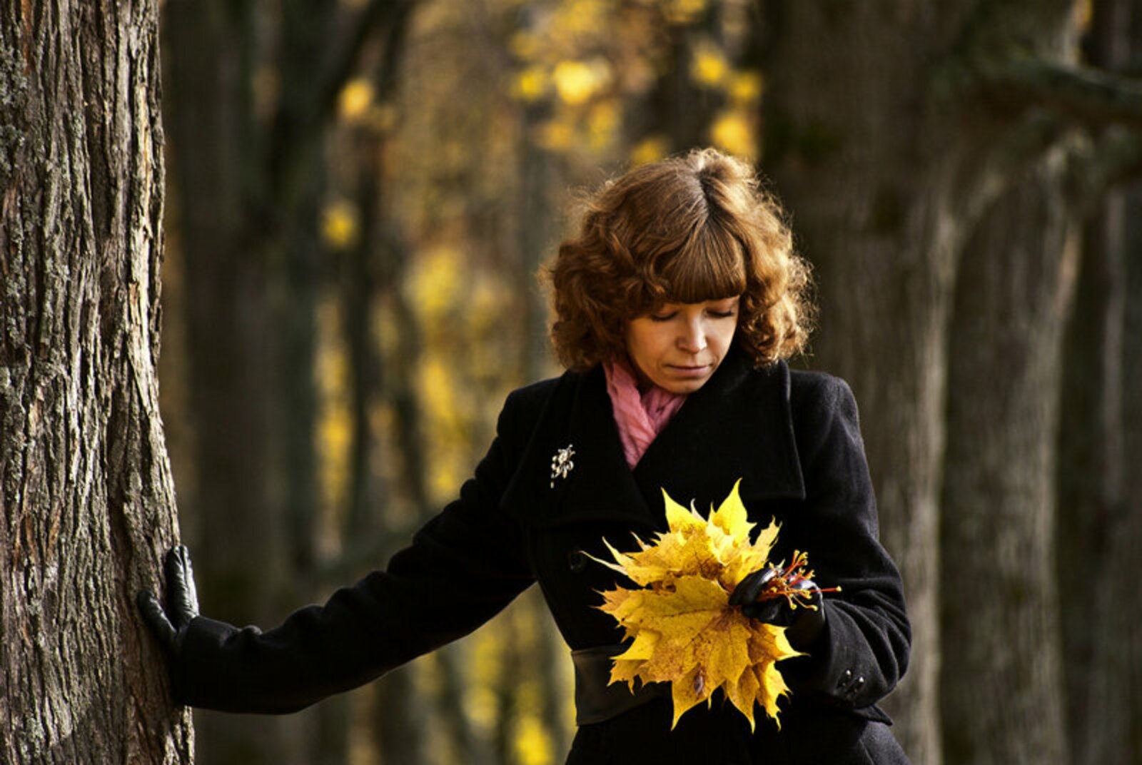Жизнь людей осень. Осенняя женщина. Женщина с осенними листьями. Осенние люди. Осенняя фотосессия.