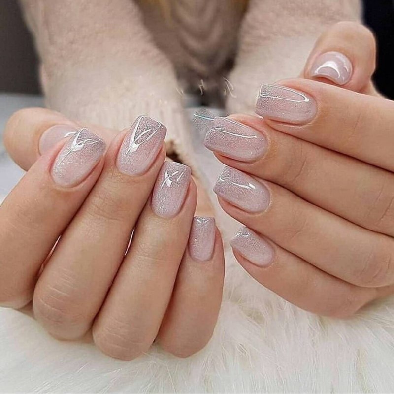 Маникюр нюд с серебром френч