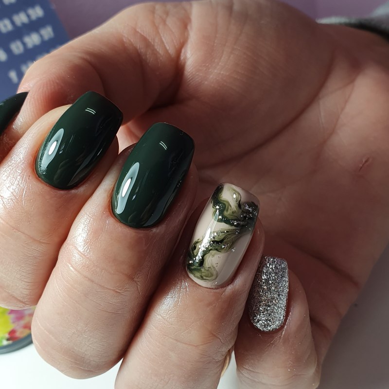 Ногти зелёные с серебром