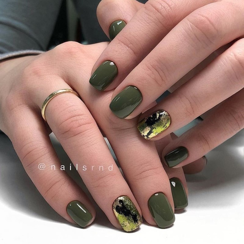 Маникюр с болотным цветом