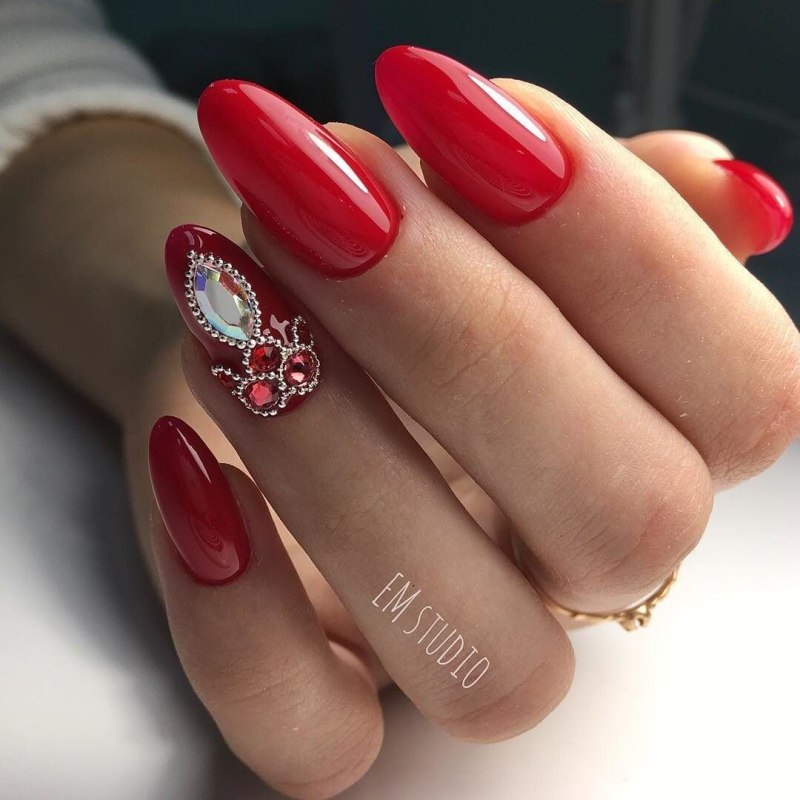 Красный маникюр со стразами миндаль